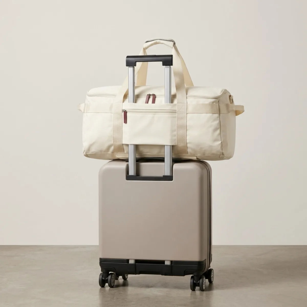 Novaire Abordo montada sobre una maleta con la funda trolley